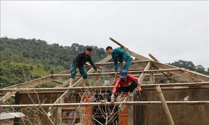 Sau khi nước rút, người dân thôn Kim Vân khẩn trương khôi phục, tu sửa nhà cửa. Ảnh: Hoàng Nguyên - TTXVN