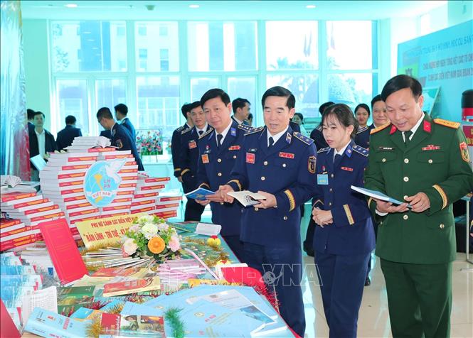 Lãnh đạo Cảnh sát biển Việt Nam, Ban Thanh niên Quân đội và các đại biểu tham quan khu trưng bày sách báo, tài liệu về sự phát triển của Cảnh sát biển Việt Nam. Ảnh: Trọng Đức - TTXVN