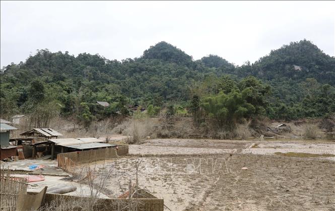 40 ngày sau cơn bão số 11, nhiều ngôi nhà và ruộng vườn của bà con thôn Kim Vân (xã Văn Lang, tỉnh Thái Nguyên) vẫn ngập trong bùn đất. Ảnh: Hoàng Nguyên - TTXVN