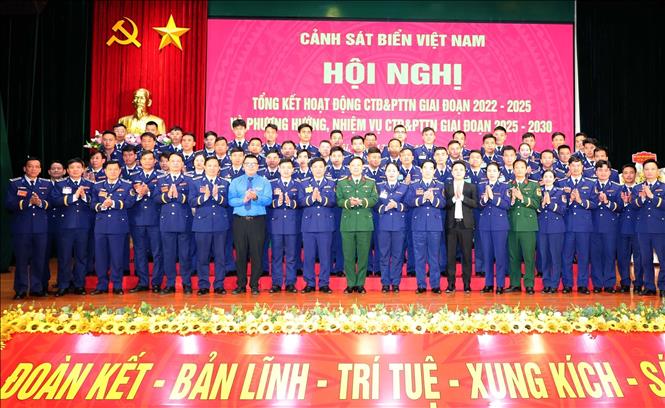 Lãnh đạo Cảnh sát biển Việt Nam, Ban Thanh niên Quân đội và các đại biểu dự hội nghị. Ảnh: Trọng Đức - TTXVN