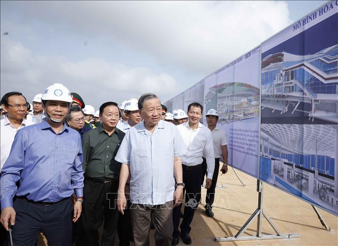 Tổng Bí thư Tô Lâm nghe giới thiệu về tình hình thực hiện Dự án Cảng Hàng không quốc tế Long Thành. Ảnh: Thống Nhất – TTXVN