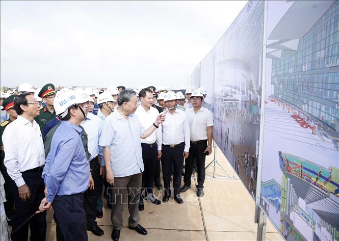 Tổng Bí thư Tô Lâm nghe giới thiệu về tình hình thực hiện Dự án Cảng Hàng không quốc tế Long Thành. Ảnh: Thống Nhất – TTXVN