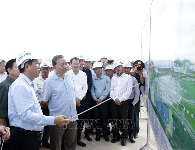 Tổng Bí thư Tô Lâm nghe giới thiệu về tình hình thực hiện Dự án Cảng Hàng không quốc tế Long Thành. Ảnh: Thống Nhất – TTXVN
