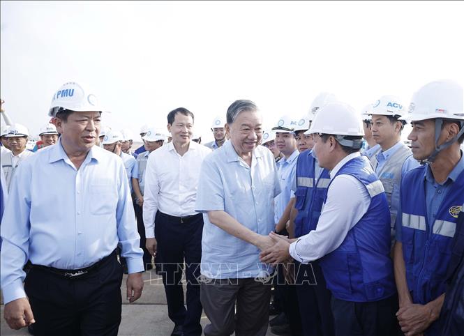 Tổng Bí thư Tô Lâm với cán bộ, công nhân, người lao động thi công Dự án Cảng Hàng không quốc tế Long Thành. Ảnh: Thống Nhất – TTXVN