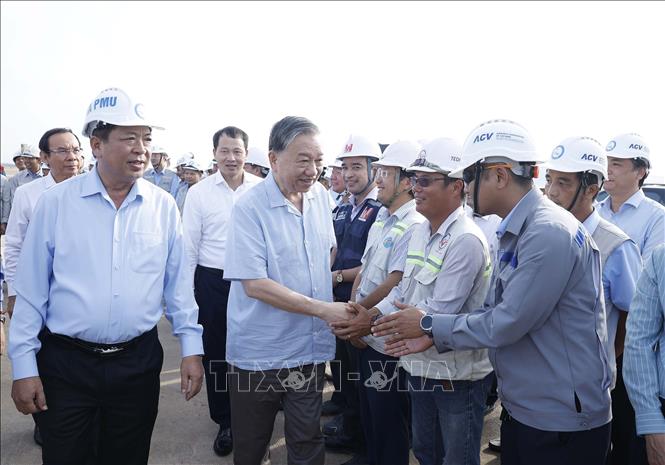 Tổng Bí thư Tô Lâm với cán bộ, công nhân, người lao động thi công Dự án Cảng Hàng không quốc tế Long Thành. Ảnh: Thống Nhất – TTXVN
