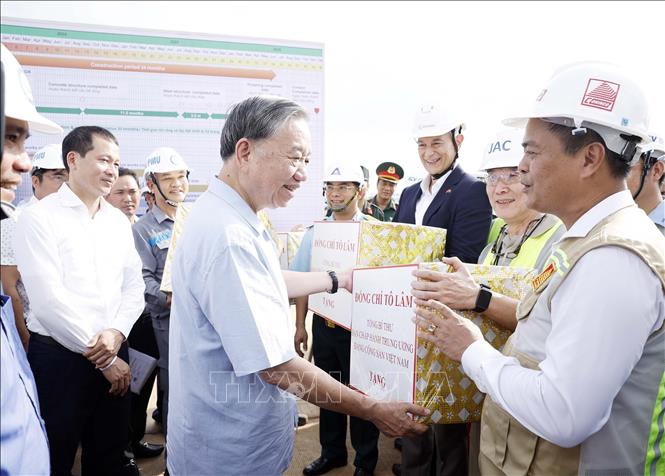 Tổng Bí thư Tô Lâm tặng quà cho các đơn vị thi công Dự án Cảng Hàng không quốc tế Long Thành. Ảnh: Thống Nhất – TTXVN