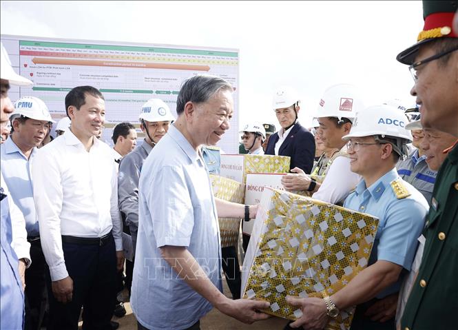 Tổng Bí thư Tô Lâm tặng quà cho các đơn vị thi công Dự án Cảng Hàng không quốc tế Long Thành. Ảnh: Thống Nhất – TTXVN