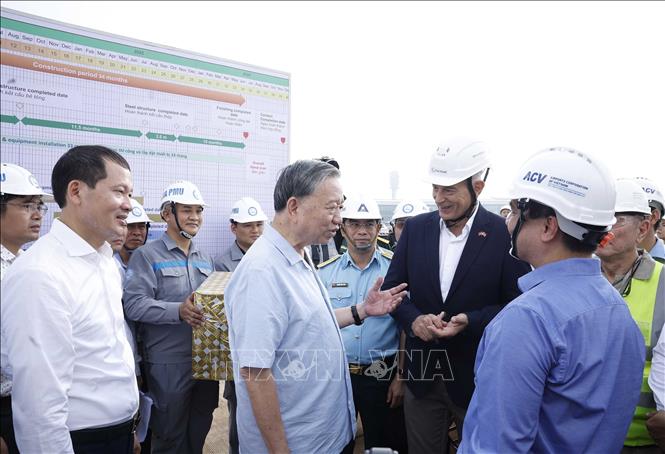 Tổng Bí thư Tô Lâm trao đổi với các đơn vị thi công Dự án Cảng Hàng không quốc tế Long Thành. Ảnh: Thống Nhất – TTXVN