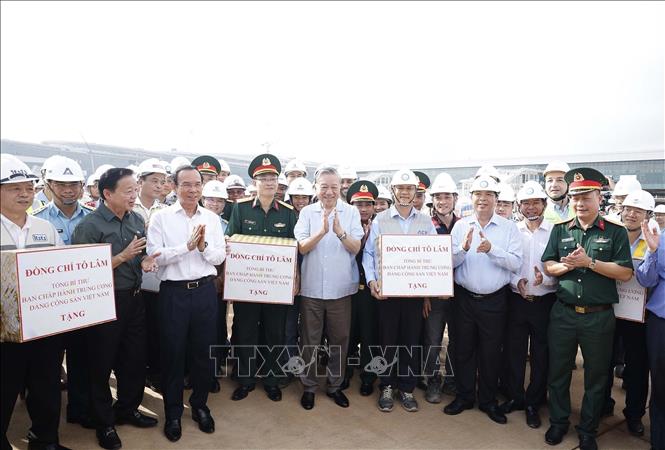 Tổng Bí thư Tô Lâm tặng quà cho các đơn vị thi công Dự án Cảng Hàng không quốc tế Long Thành. Ảnh: Thống Nhất – TTXVN