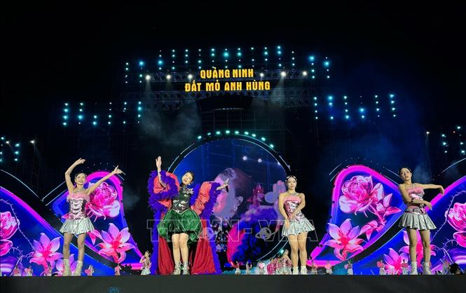 Chương trình có sự tham gia biểu diễn của các nghệ sĩ, ca sĩ cả nước. Ảnh: Thanh Vân-TTXVN
