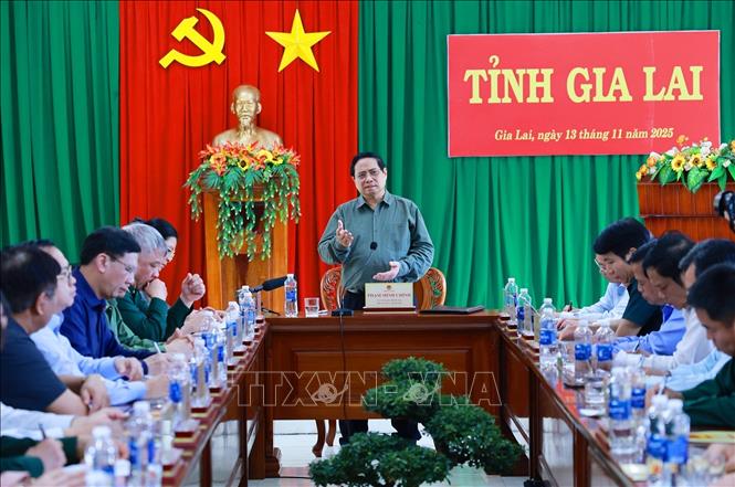 Thủ tướng Phạm Minh Chính làm việc với các bộ, ngành, địa phương về triển khai các biện pháp khắc phục hậu quả bão lũ tại Gia Lai. Ảnh: Dương Giang-TTXVN
