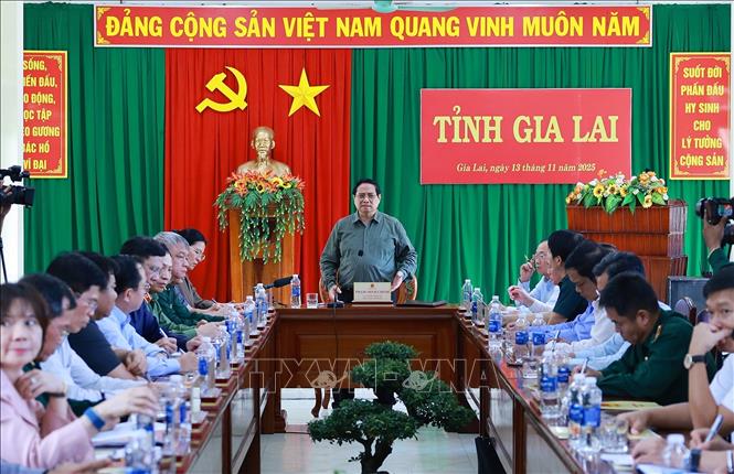 Thủ tướng Phạm Minh Chính làm việc với các bộ, ngành, địa phương về triển khai các biện pháp khắc phục hậu quả bão lũ tại Gia Lai. Ảnh: Dương Giang-TTXVN
