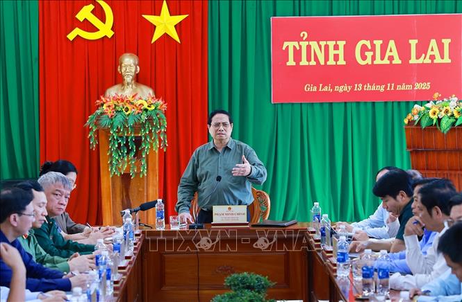 Thủ tướng Phạm Minh Chính làm việc với các bộ, ngành, địa phương về triển khai các biện pháp khắc phục hậu quả bão lũ tại Gia Lai. Ảnh: Dương Giang-TTXVN
