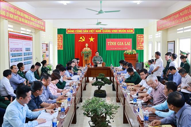 Thủ tướng Phạm Minh Chính làm việc với các bộ, ngành, địa phương về triển khai các biện pháp khắc phục hậu quả bão lũ tại Gia Lai. Ảnh: Dương Giang-TTXVN
