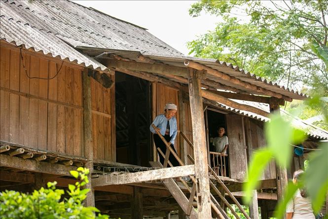 Người dân xóm Lũy Ải sinh sống trong những căn nhà sàn truyền thống, những phong tục, tập quán, sinh hoạt hằng ngày vẫn được gìn giữ qua nhiều thế hệ. Ảnh: Trọng Đạt-TTXVN