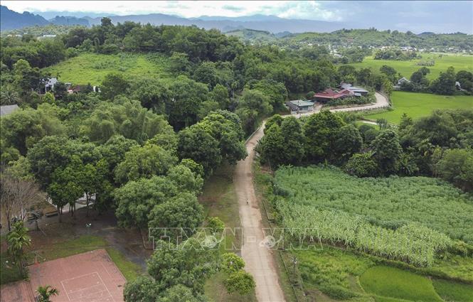 Xóm Lũy Ải hay còn gọi là Mường Ải mang vẻ đẹp hoài niệm với những nóc nhà sàn nằm ven sườn đồi, trong thung lũng xứ Mường Bi rộng lớn. Ảnh: Trọng Đạt-TTXVN