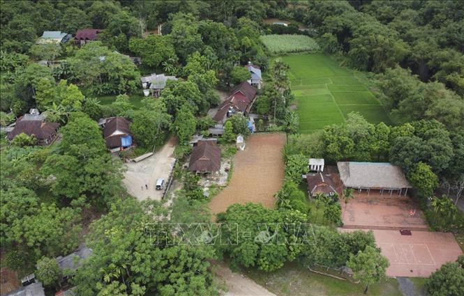 Xóm Lũy Ải hay còn gọi là Mường Ải mang vẻ đẹp hoài niệm với những nóc nhà sàn nằm ven sườn đồi, trong thung lũng xứ Mường Bi rộng lớn. Ảnh: Trọng Đạt-TTXVN