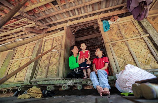 100% hộ dân tại xóm Lũy Ải sinh sống trong những căn nhà sàn truyền thống, những phong tục, tập quán và nét sinh hoạt hằng ngày vẫn được gìn giữ hầu như nguyên vẹn qua nhiều thế hệ. Ảnh: Trọng Đạt-TTXVN