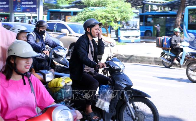 Tình trạng sử dụng điện thoại khi điều khiển phương tiện giao thông vẫn diễn ra phổ biến, tiềm ẩn nguy cơ tai nạn giao thông cao. Ảnh: Phạm Kiên - TTXVN