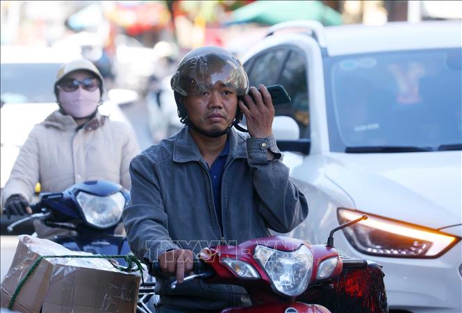 Tình trạng sử dụng điện thoại khi điều khiển phương tiện giao thông vẫn diễn ra phổ biến, tiềm ẩn nguy cơ tai nạn giao thông cao. Ảnh: Phạm Kiên - TTXVN