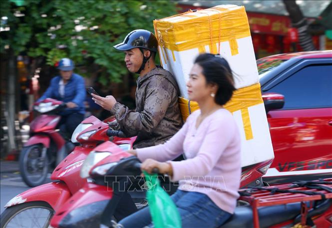 Tình trạng sử dụng điện thoại khi điều khiển phương tiện giao thông vẫn diễn ra phổ biến, tiềm ẩn nguy cơ tai nạn giao thông cao. Ảnh: Phạm Kiên - TTXVN