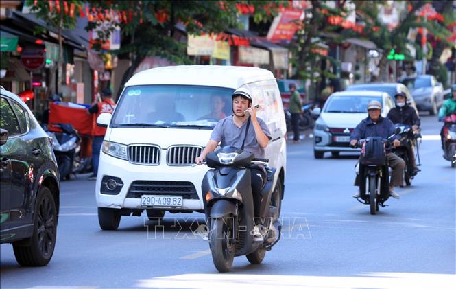 Tình trạng sử dụng điện thoại khi điều khiển phương tiện giao thông vẫn diễn ra phổ biến, tiềm ẩn nguy cơ tai nạn giao thông cao. Ảnh: Phạm Kiên - TTXVN
