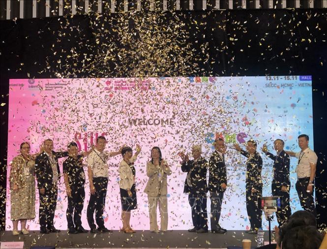 Các đại biểu thực hiện nghi thức khai mạc chuỗi triển lãm. Ảnh: Mỹ Phương – TTXVN. 