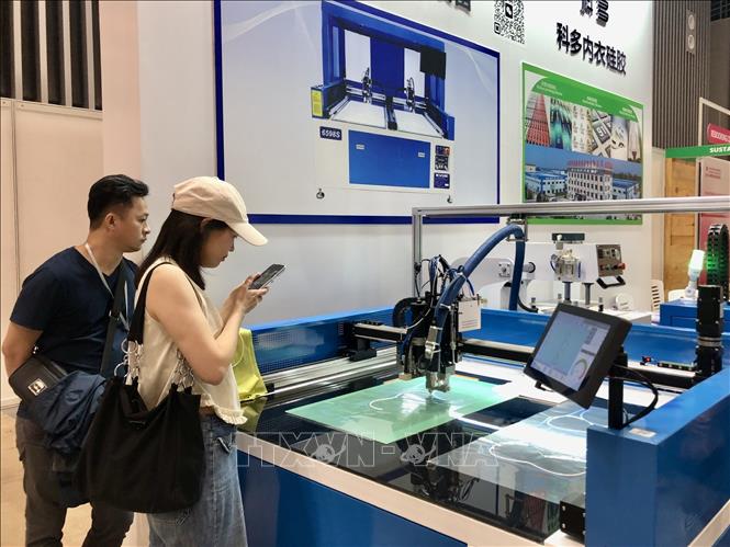 Nhóm máy móc, thiết bị hiện đại thu hút khách tham quan tại chuỗi triển lãm. Ảnh: Mỹ Phương – TTXVN. 