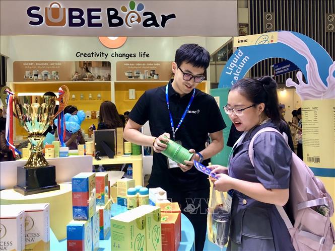 Nhóm đồ dùng gia đình trưng bày đa dạng mẫu mã tại chuỗi triển lãm. Ảnh: Mỹ Phương – TTXVN. 