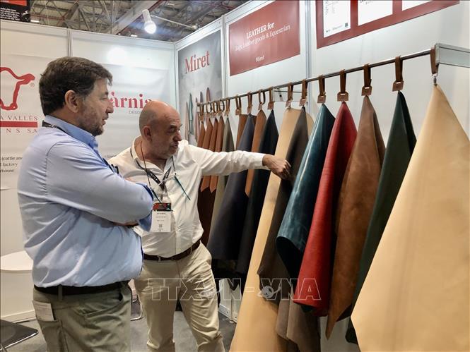 Nhà cung ứng nước ngoài giới thiệu nguồn cung vải mới tại chuỗi triển lãm. Ảnh: Mỹ Phương – TTXVN. 