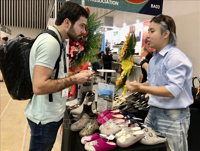 Doanh nghiệp tiếp thị sản phẩm mới đến khách quốc tế tại chuỗi triển lãm. Ảnh: Mỹ Phương – TTXVN. 