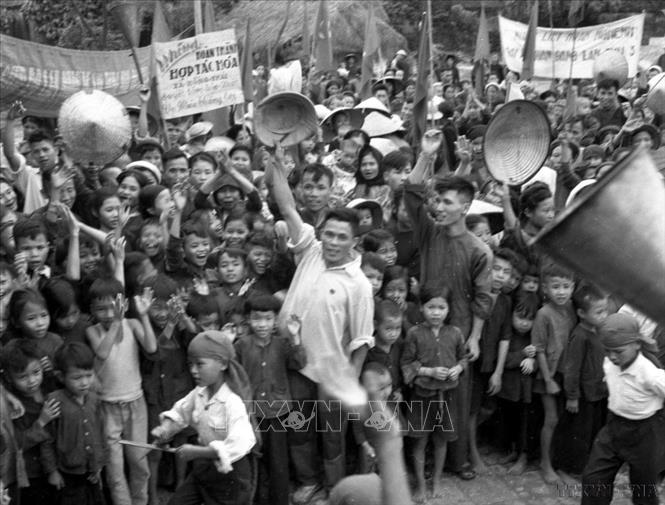  Nhân dân xã Hồng Thái ăn mừng hoàn thành hợp tác hóa (15/9/1960). Ảnh: Đức Như - TTXVN