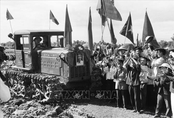 Trong cuộc kháng chiến trường kỳ của dân tộc, nông nghiệp, nông dân và nông thôn đã chiến thắng nạn đói, tham gia hiệu quả công cuộc kháng chiến, kiến quốc. Trong ảnh: Nông dân hợp tác xã Đại Phong chạy thử chiếc máy cày của Chủ tịch Hồ Chí Minh tặng, trước sự vui mừng của bà con xã viên (Quảng Bình, 1960). Ảnh: Văn Lượng - TTXVN 