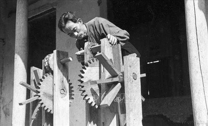 Cụ Phan Văn Bào, xã viên Hợp tác xã Nỏ Bạn (Thường Tín, Hà Đông) có sáng kiến chế tạo chiếc máy guồng nước, chỉ cần một người điều khiển, giảm được 8 nhân công trong ngày. Ảnh: Hữu Ngôi - TTXVN