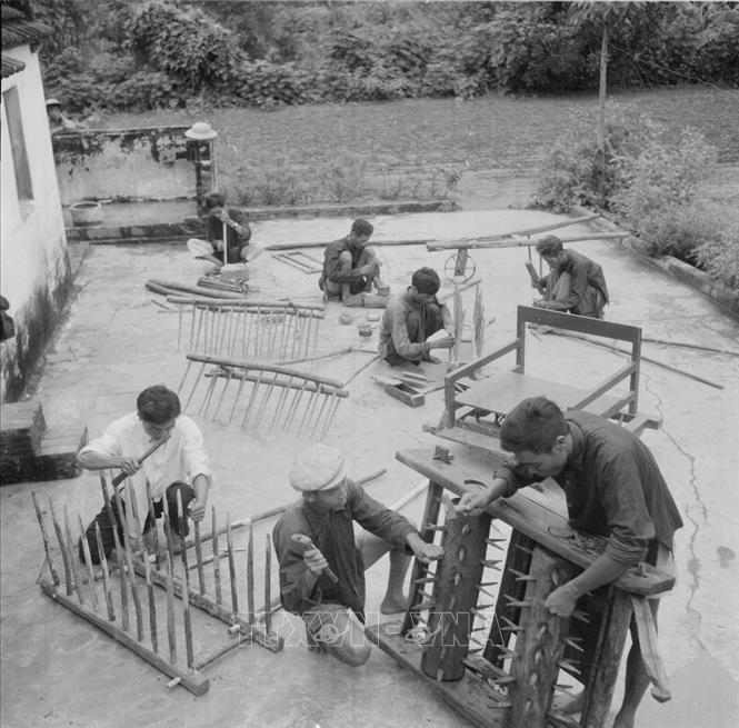 Nông dân hợp tác xã Tiền Phong, xã Phú Vân (Kim Bảng, Hà Nam) cải tiến nông cụ, đẩy mạnh phong trào sản xuất (1960). Ảnh: TTXVN