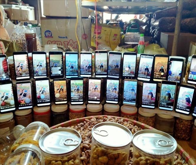 Nông nghiệp là lợi thế quốc gia, mang lại thu nhập cho gần 10 triệu hộ nông dân cùng hàng triệu hộ kinh doanh và doanh nghiệp. Trong ảnh: Giới thiệu nông sản của xã Đường 10, xã vùng sâu, vùng xa đặc biệt khó khăn duy nhất của huyện Bù Đăng (Bình Phước) qua mạng internet, giúp nông dân địa phương tìm đầu ra cho sản phẩm. Ảnh: Sỹ Tuyên - TTXVN