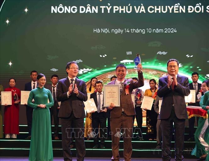Chủ tịch Quốc hội Trần Thanh Mẫn và Chủ tịch Hội Nông dân Việt Nam Lương Quốc Đoàn trao chứng nhận và biểu trưng tôn vinh các Nông dân Việt Nam xuất sắc năm 2024 (Hà Nội, 14/10/2024). Ảnh: Vũ Sinh - TTXVN