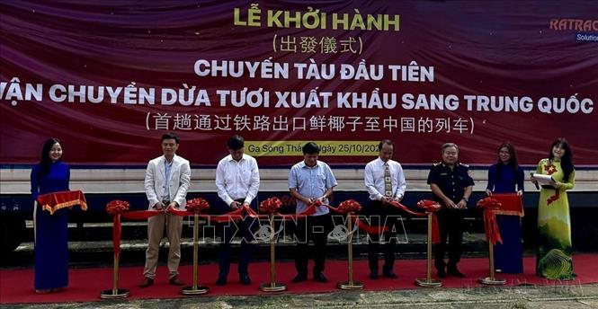 Lễ khởi hành chuyến tàu đầu tiên vận chuyển thử nghiệm lô dừa tươi xuất khẩu sang Quảng Châu, Trung Quốc. Sự kiện đánh dấu bước tiến quan trọng trong việc mở rộng phương thức vận chuyển nông sản qua đường sắt, giúp giảm chi phí logistics và góp phần thúc đẩy xuất khẩu nông sản của Việt Nam. Ảnh: Huyền Trang - TTXVN