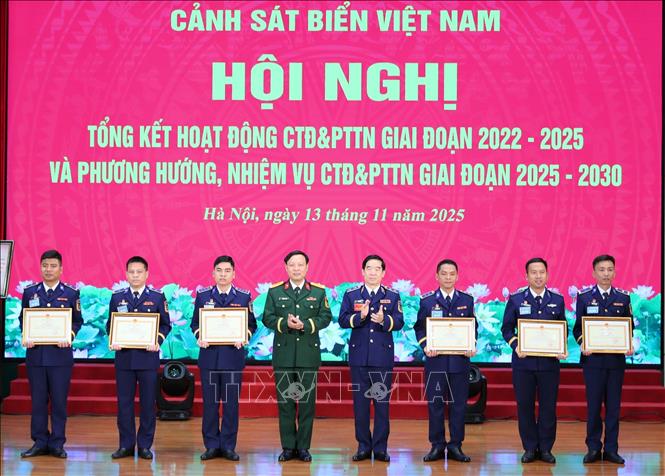 Lãnh đạo Bộ Tư lênh Cảnh sát biển Việt Nam và Ban Thanh niên Quân đội tặng Bằng khen cho các tập thể, cá nhân. Ảnh: Trọng Đức - TTXVN