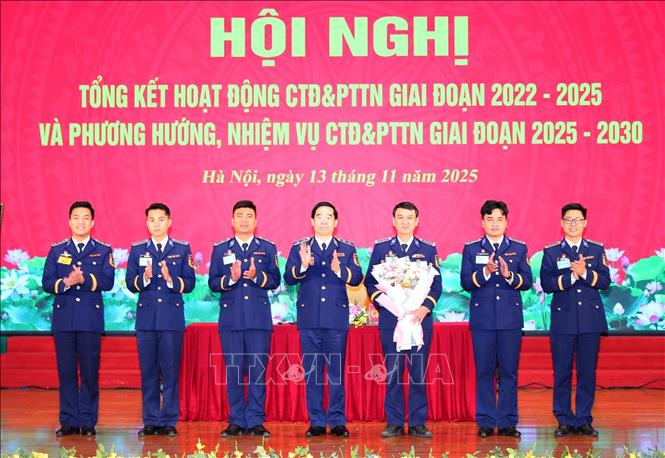 Trung tướng Bùi Quốc Oai, Chính ủy Bộ Tư lệnh Cảnh sát biển Việt Nam tặng hoa chúc mừng các đại biểu được bầu chọn đi dự Đại hội Thanh niên Quân đội sắp tới. Ảnh: Trọng Đức - TTXVN