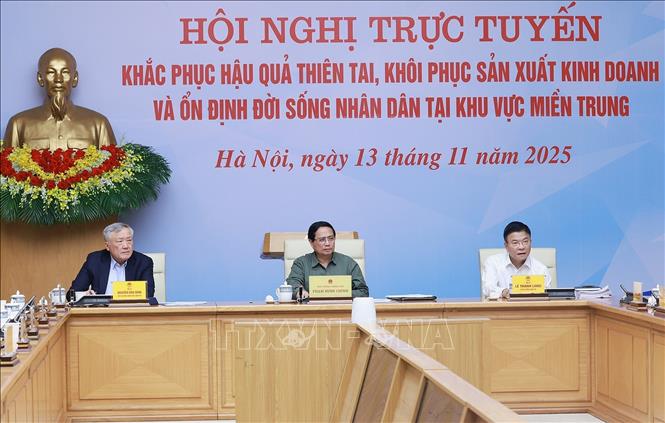 Thủ tướng Phạm Minh Chính chủ trì hội nghị khắc phục hậu quả thiên tai khu vực miền Trung. Ảnh: Dương Giang-TTXVN

