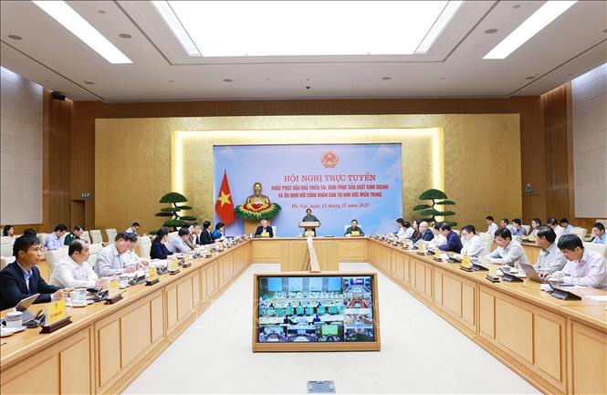 Thủ tướng Phạm Minh Chính chủ trì hội nghị khắc phục hậu quả thiên tai khu vực miền Trung. Ảnh: Dương Giang-TTXVN
