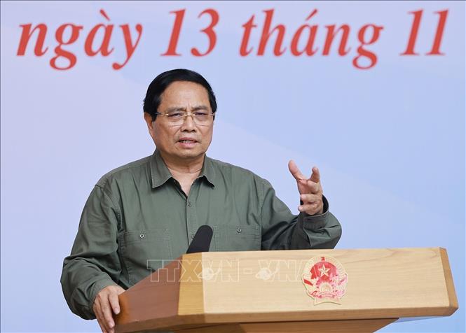 Thủ tướng Phạm Minh Chính chủ trì hội nghị khắc phục hậu quả thiên tai khu vực miền Trung. Ảnh: Dương Giang-TTXVN
