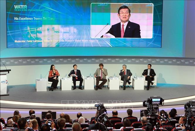 Chủ tịch nước Trương Tấn Sang phát biểu tại Phiên toàn thể của Hội nghị Thượng đỉnh doanh nghiệp APEC 2012, về chủ đề “Nước: Nguồn tài nguyên chiến lược toàn cầu mới”, tại thành phố Vladivostok (Nga, 2012). Ảnh: Nguyễn Khang – TTXVN