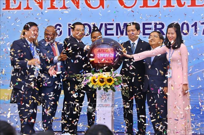 Các đại biểu thực hiện nghi thức khai mạc Diễn đàn “Tiếng nói Tương lai APEC 2017