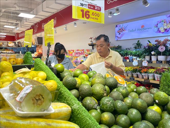 Các chương trình khuyến mãi, giảm giá được siêu thị triển khai đồng loạt trên tất cả các mặt hàng tiêu dùng. Ảnh: Hương Giang – TTXVN