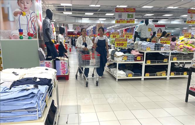Hàng loạt các chương trình khuyến mãi, giảm giá sâu được triển khai tại các siêu thị để thu hút người tiêu dùng. Ảnh: Hương Giang – TTXVN