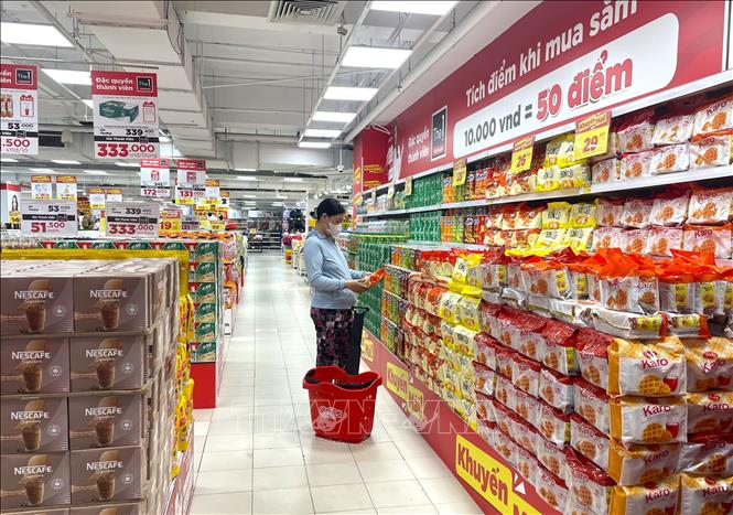 Người dân lựa chọn sản phẩm khuyến mãi tại siêu thị Go! trên đường Nguyễn Thị Thập, TP. Hồ Chí Minh. Ảnh: Hương Giang – TTXVN