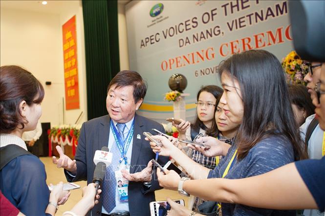 Ông James Soh, đồng Chủ tịch Hội đồng Lãnh đạo Tiếng nói APEC trả lời phỏng vấn phóng viên báo chí tại Diễn đàn “Tiếng nói Tương lai APEC 2017”, trong khuôn Hội nghị các Nhà lãnh đạo Kinh tế APEC lần thứ 25 được tổ chức tại Việt Nam (2017). Ảnh: TTXVN