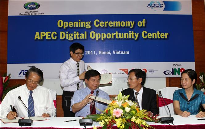 Ký kết trao tặng máy tính tại lễ khai trương Trung tâm cơ hội số APEC (Trung tâm cơ hội số ADOC), ngày 16/6/2011. Ảnh: Trần Việt - TTXVN